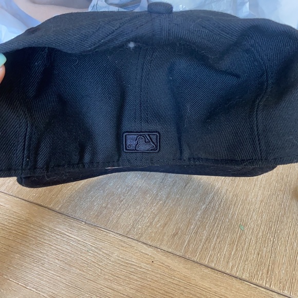 Black NY yankee hat - Picture 2 of 4